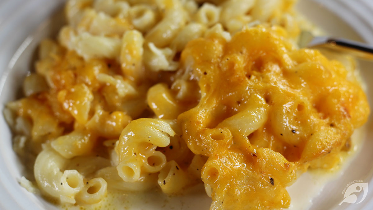Closeup of baked macaroni and cheese on a plate, 728x728px