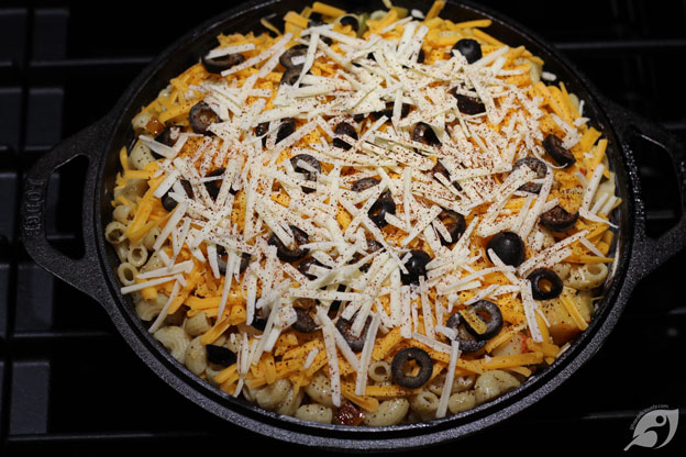 After adding the second layer of the lobster and macaroni mixture, cover using the rest of the grated Colby cheese. Top with the sliced black olives and the grated Asiago cheese. Sprinkle the chili powder over the top.