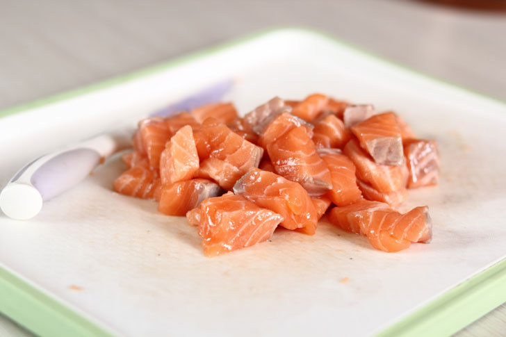 Cut the fish fillets into bite-size chunks.
