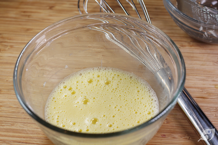 Mix the egg and lemon juice (or vinegar) until very foamy.
